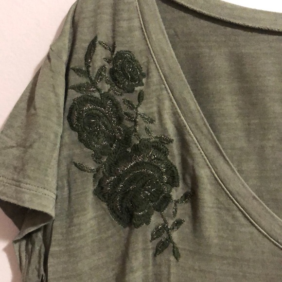 ✨2/$10✨ American Eagle Floral Dark Army Green V-Neck Tee - Picture 4 of 6